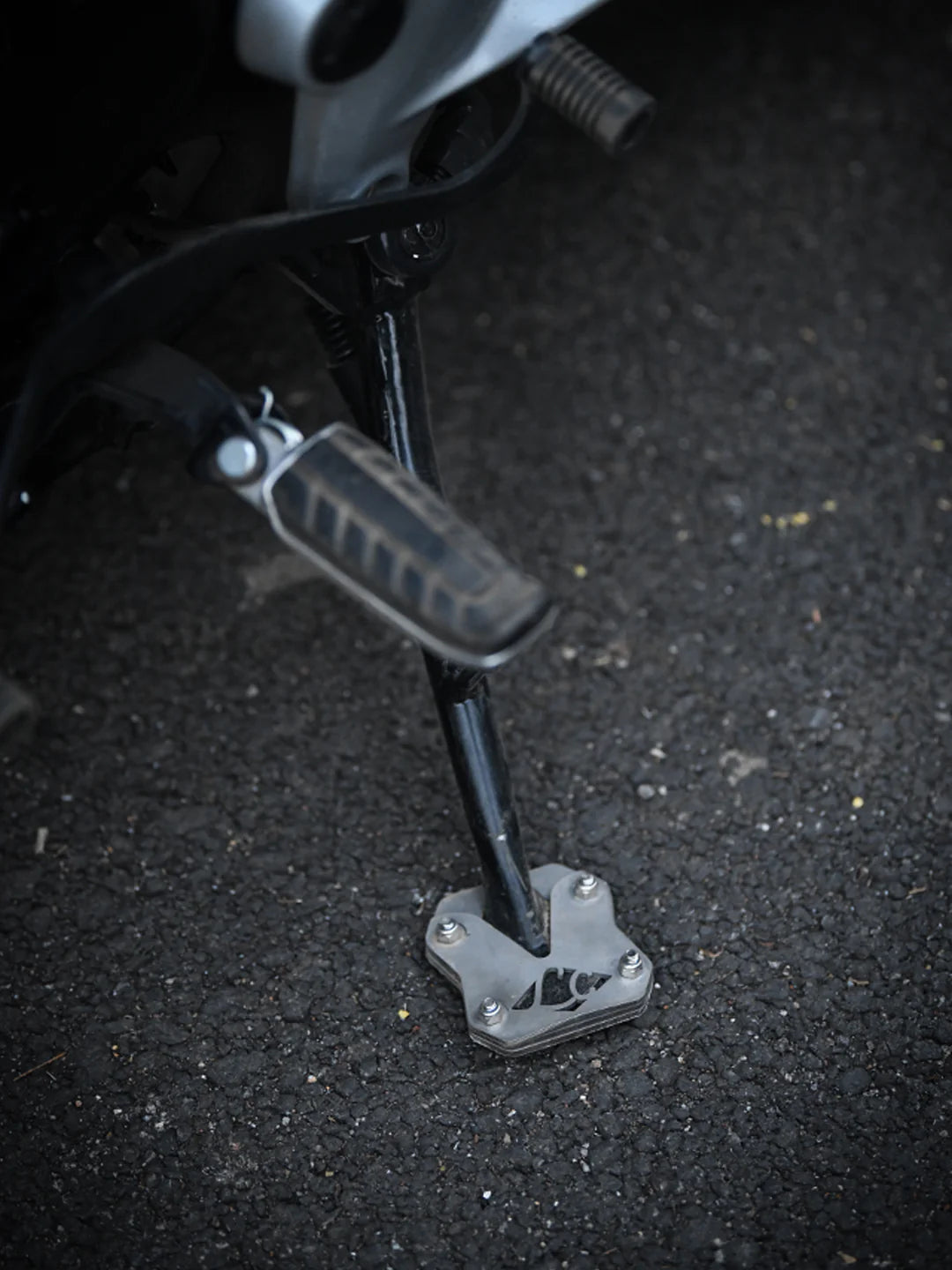 Legundary Hness Brogue Side Stand Base