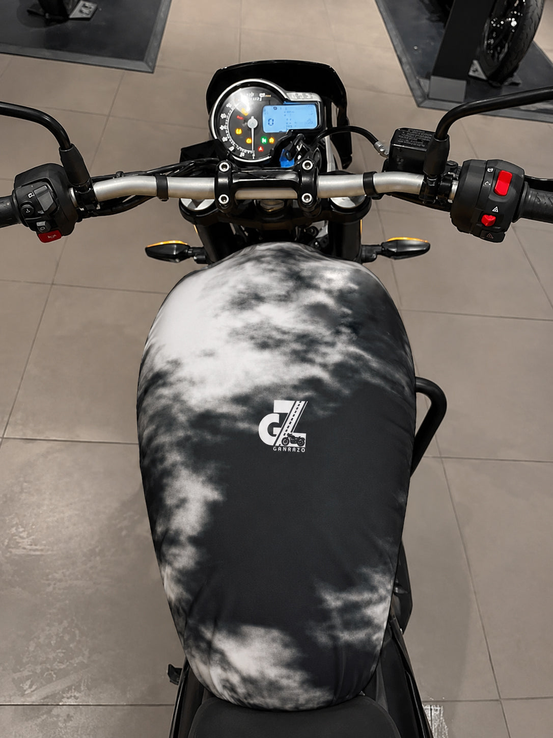 Motorcycle Fuel Tank Cover Dual Shade - Premium Elastic Dustproof & Scratch-Resistant Protector for Triumph Speed 400/400 T4, Scrambler 400 X/XC, Tracker & Thruxton 400 All Models, Green